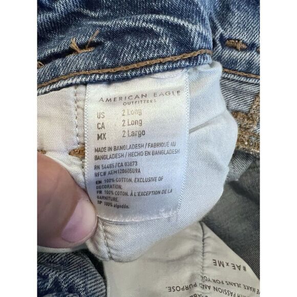 American Eagle Highest Rise Mom Jeans Blue sz 2 Long Distressed - Picture 7 of 10